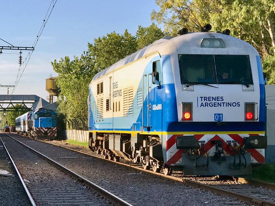 奔驰在大草原上的列车,奔驰在草原上的火车