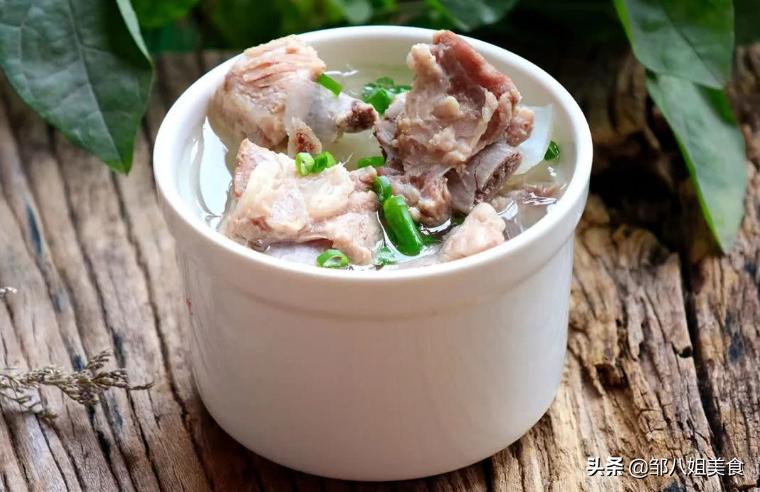 排骨一焯水油都没了,排骨一煮就变色了