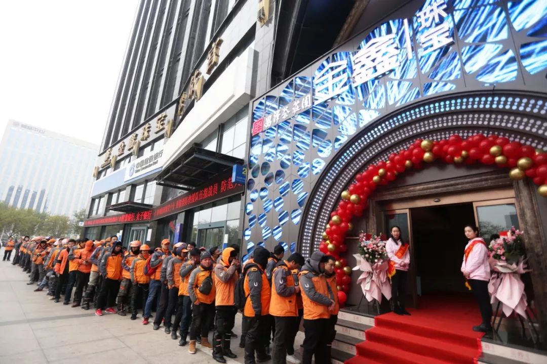 金鑫珠宝郑州永和铂爵店亮相,引数百名跑男排队代购