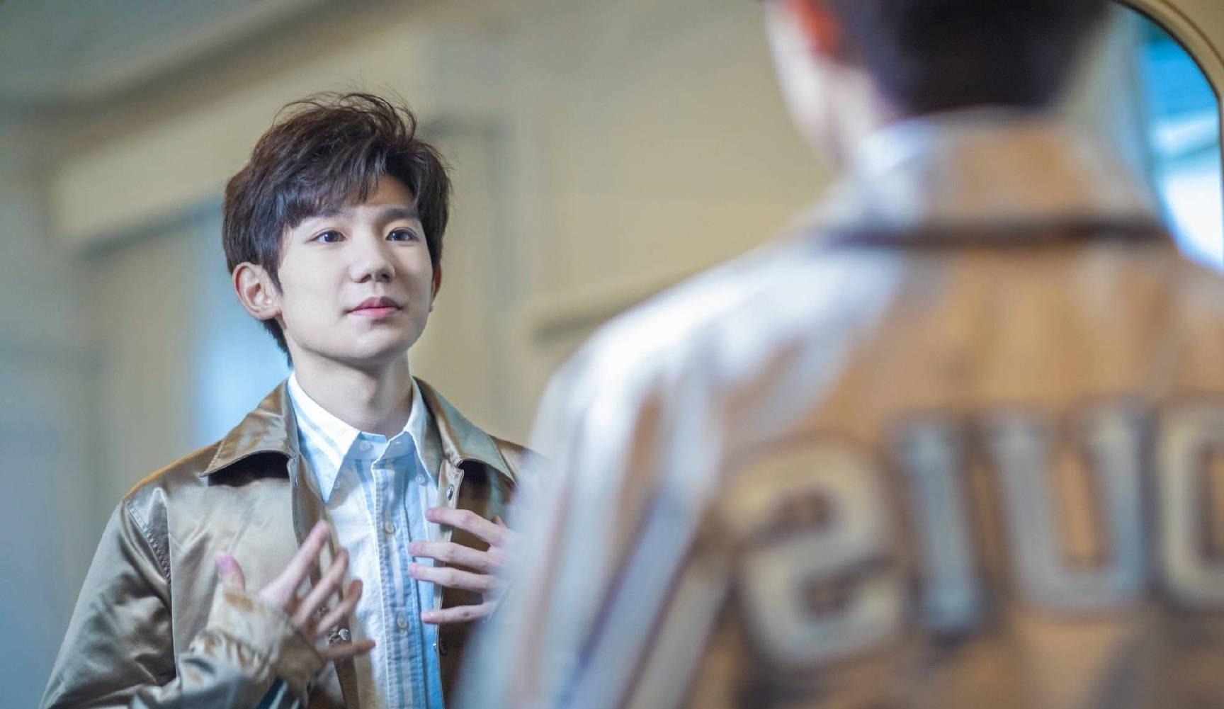 王源现身体育馆打羽毛球,偶遇王源打羽毛球