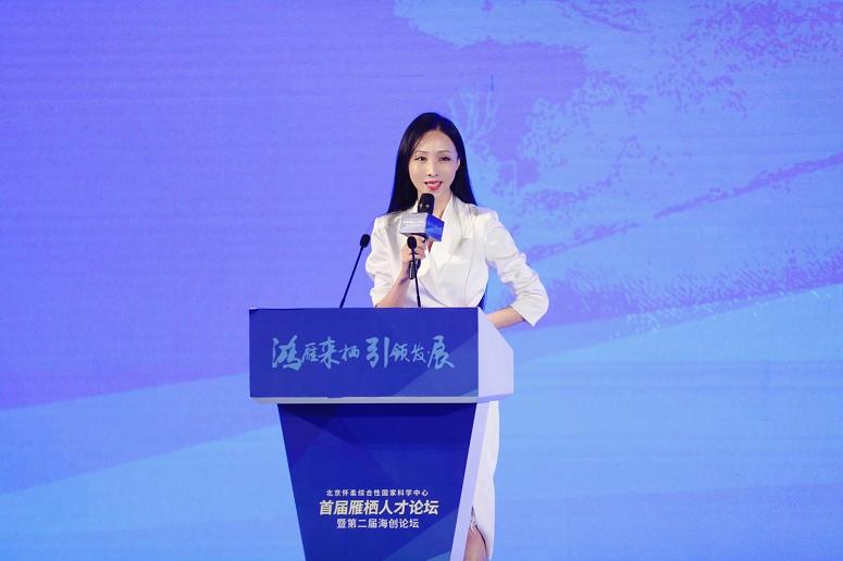 董含简介,中英双语主持董含露