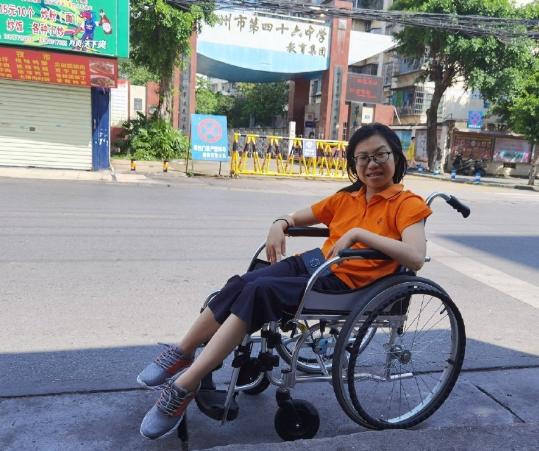 梦想自驾环游中国的轮椅夫妻,男生骑自行车带轮椅女环游中国