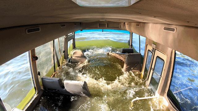2人驾车涉水遇难涉水自救有诀窍,车辆涉水后人员该如何自救逃生