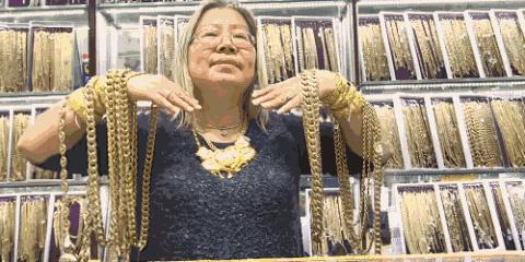 这位卖大金链潮籍大妈是继老干妈之后，又一个征服美国的女人