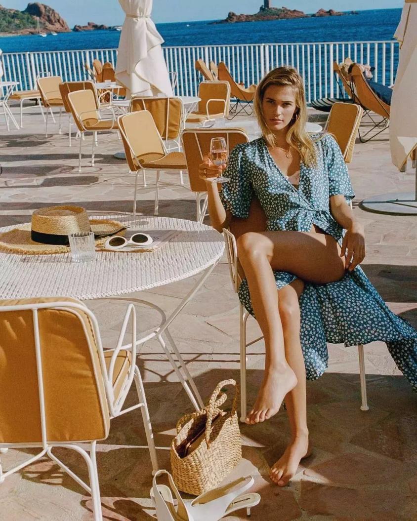 碎花裙这样穿又仙又美又洋气,春天必备的粉色系碎花裙来了