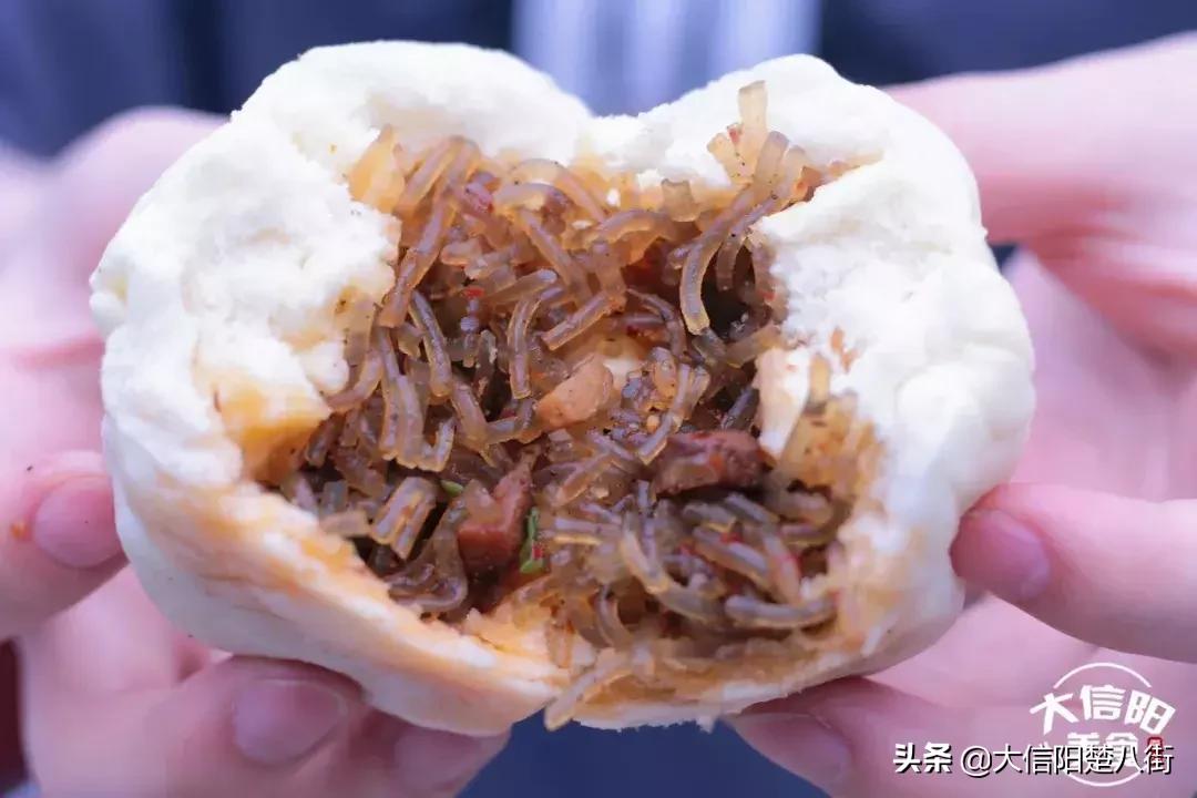 探店：信阳这家十年无名包子铺，据说排队到腿软也要吃？