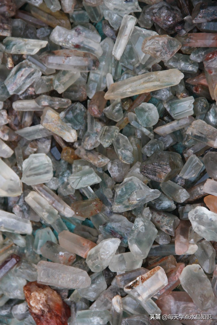 摸黑赶水晶原料交易早市去晚一晚人影都找着了