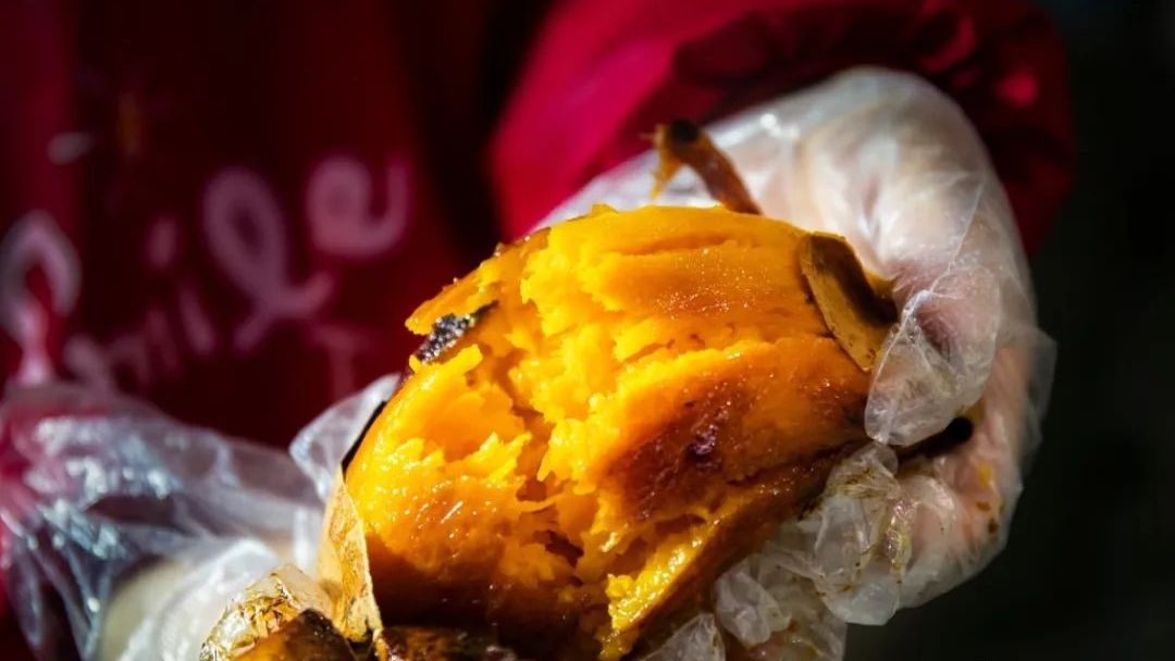 冬天的四大美食烤蜜薯糖炒栗子,冬日必吃烤红薯糖炒栗子奶茶