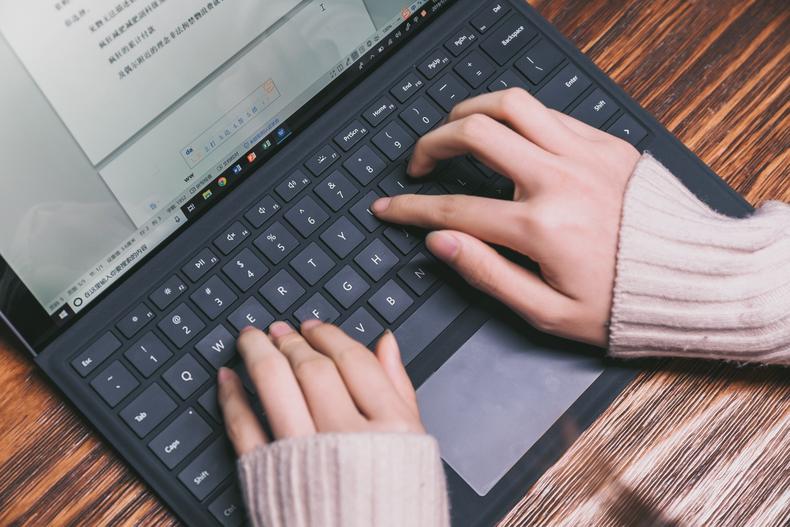 surfacepro和笔记本对比评测,macbookairm2和surfacepro9对比