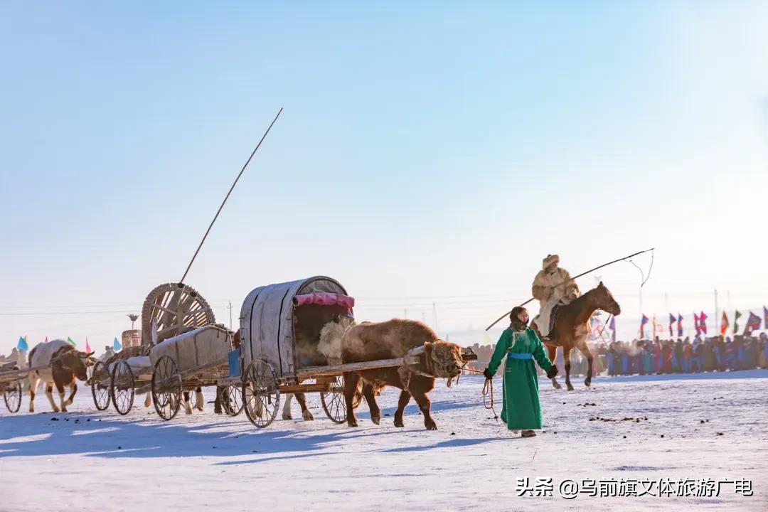 蒙古族传统服饰展示,传统蒙古族服饰