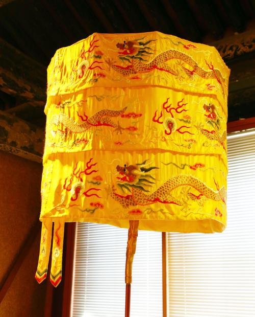 古时皇帝的后面为什么有人拿扇子,古代皇帝后面两位举扇子是何意