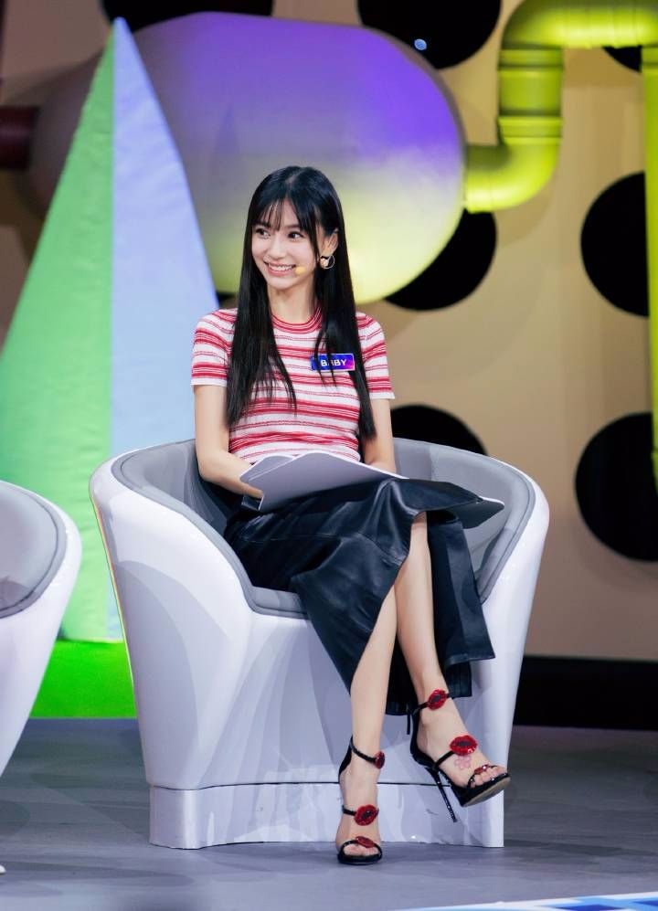 Baby这是碰到了什么造型师?这头发勒的好紧,看着就疼!