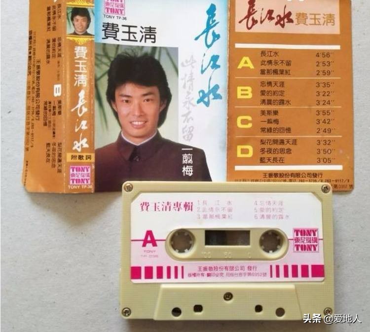 收录XUEHUAPIAOPIAO原唱的专辑，是这个样子的……