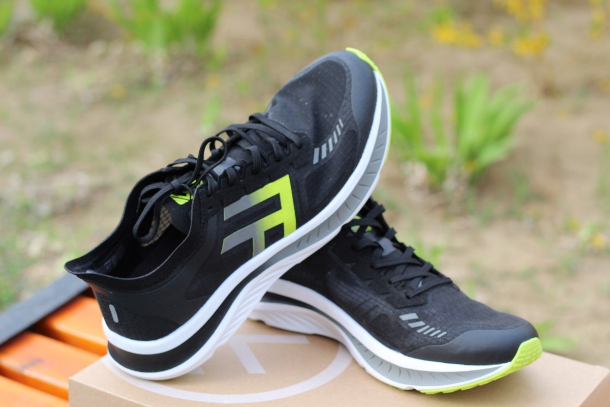 freetie轻跑鞋一代和二代,小米freetie云弹轻跑鞋