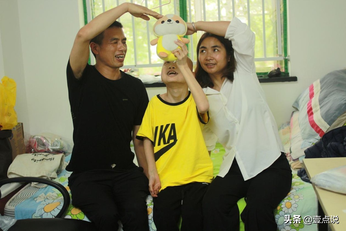 男孩患重病父母带着他四处求医,儿子胳膊上长了个大包