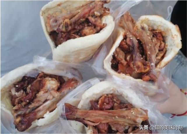 河南豪爽大姐摆摊卖小吃,河南小伙摆摊卖小吃12元一份