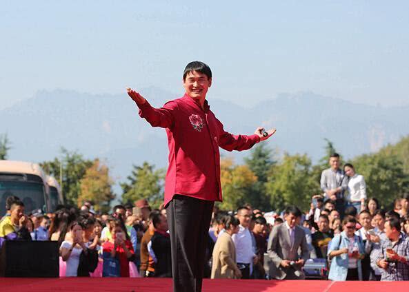 大衣哥朱之文在家烙饼,大衣哥朱之文专业烙饼