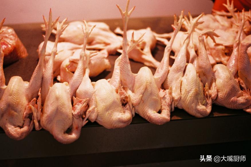 怎么辨别买的鸡是活鸡还是死鸡,买活鸡还是白条鸡好