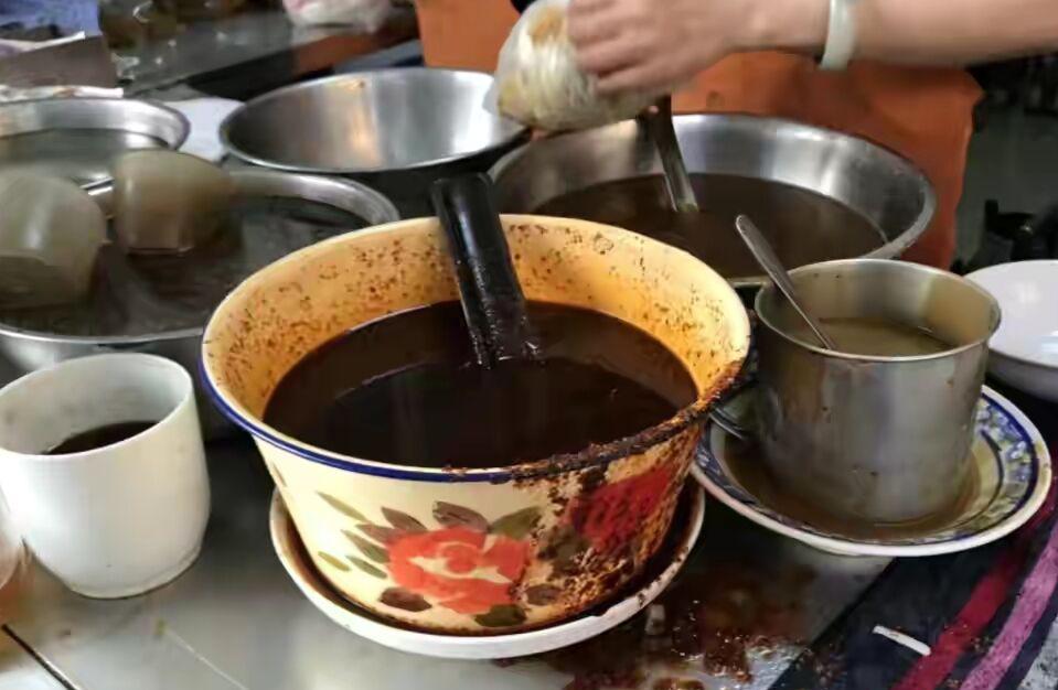 95后单身小姐姐摆摊卖凉皮,大学生摆摊卖凉皮