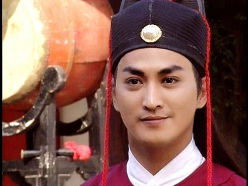 展昭何家劲放弃天价的演艺事业,帅气的展昭何家劲61岁