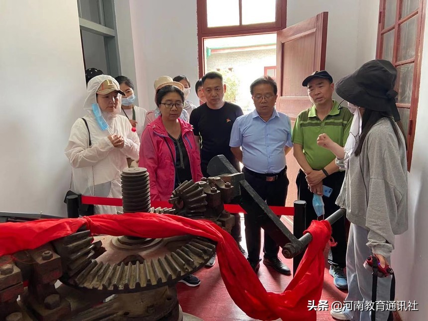 焦作四中组织*党**员教师到武陟县嘉应观、人民胜利渠开展*党**日活动