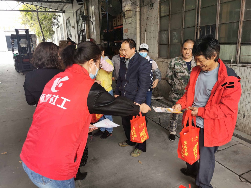 桂城凤鸣职工家流动服务将关怀送进企业