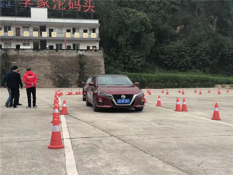 新天籁2023款驾驶测评,天籁2.0自吸2021款试驾第一视角