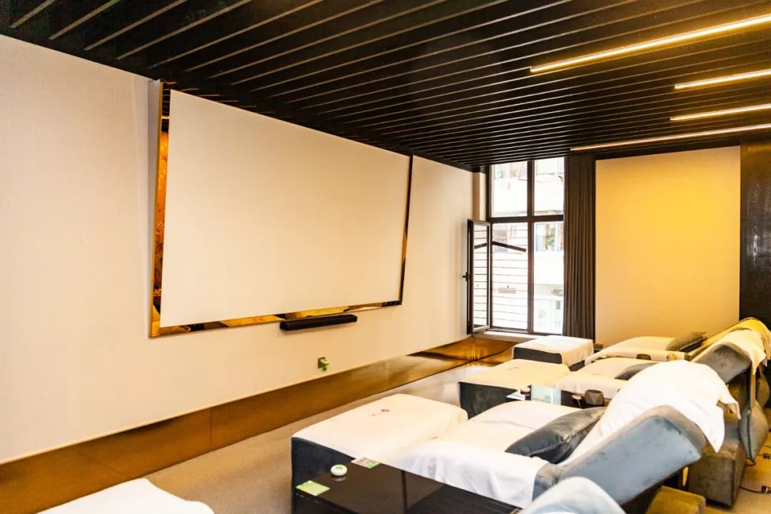 大连这家店做足疗还能看电影,是时候来一次全身心的放松了