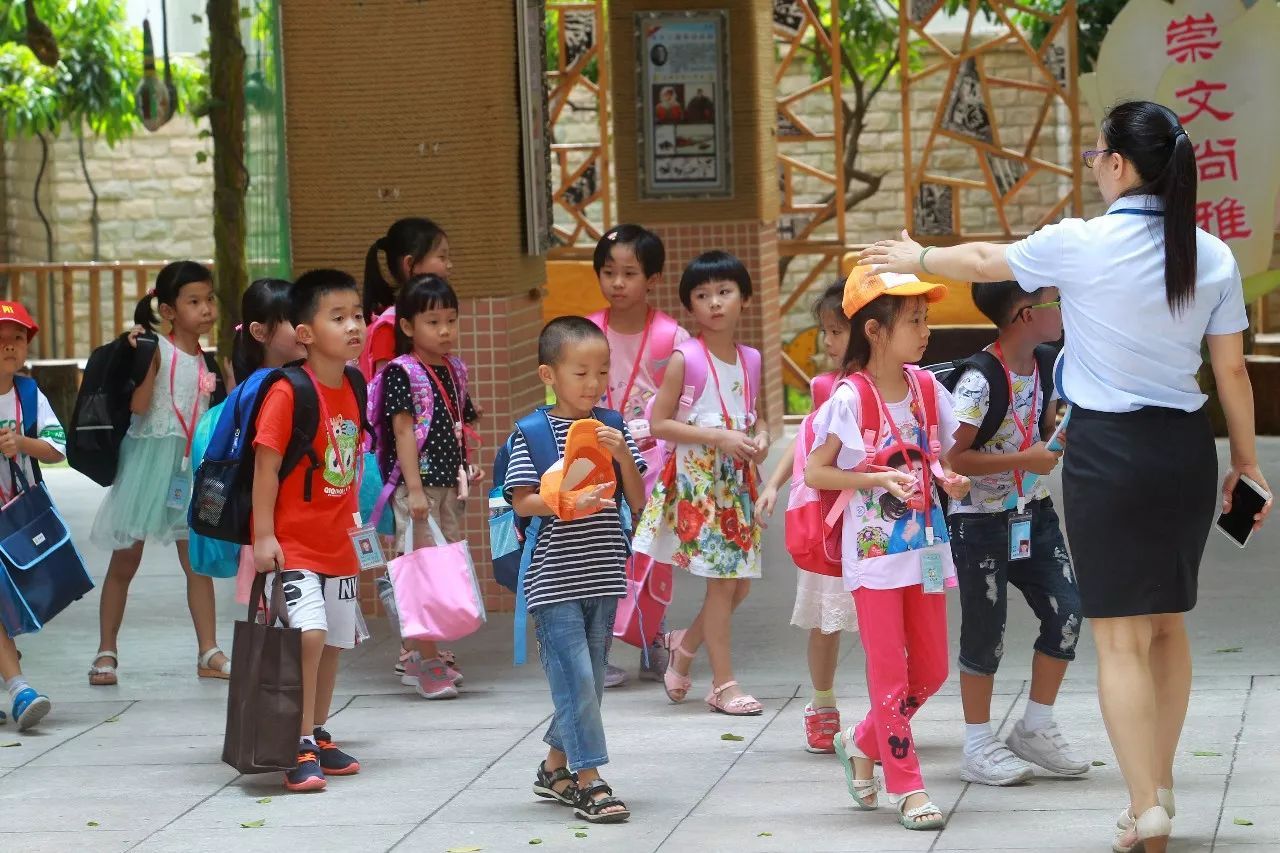 接送孩子上下学难题怎么解决,解决家长接送难