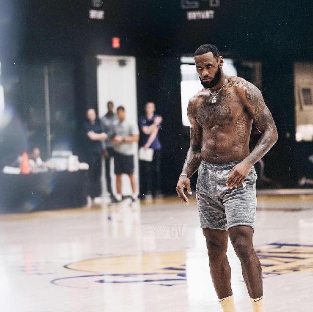 孙杨的腹肌，C罗的大腿肌，这些体坛最出名的肌肉却都不敌他一人