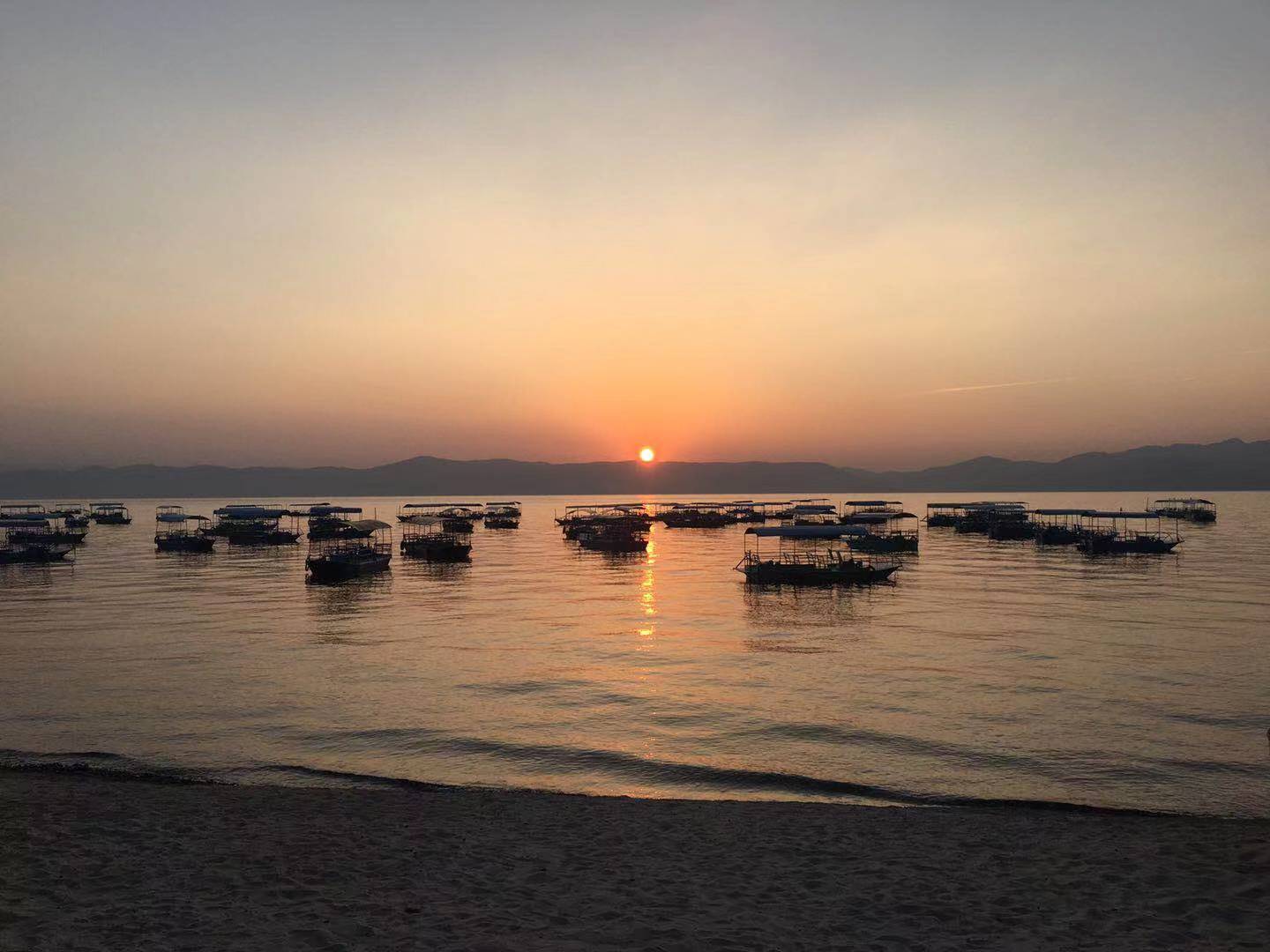 美丽而神秘的抚仙湖,抚仙湖琉璃万顷