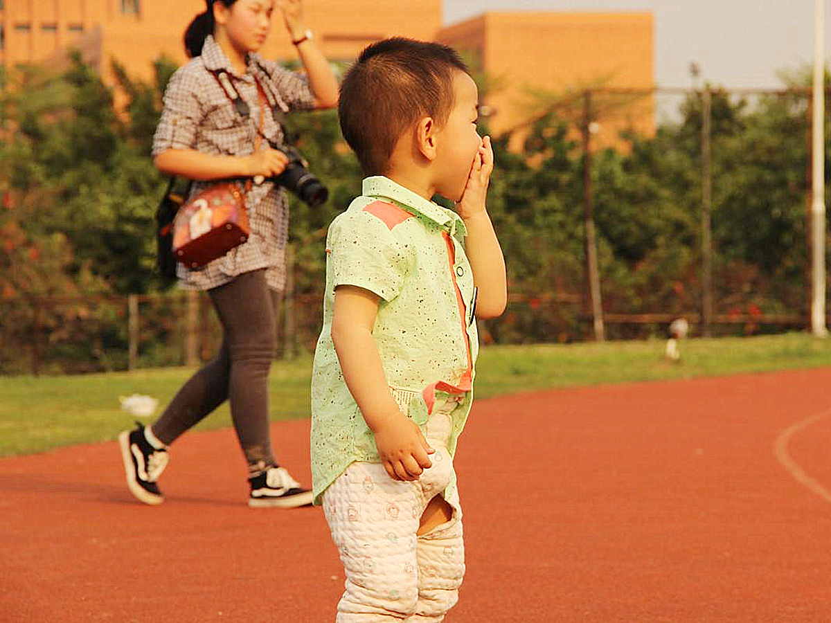摸*处私**、夹腿，孩子看似“暧昧”的行为却含义复杂，家长需要注意