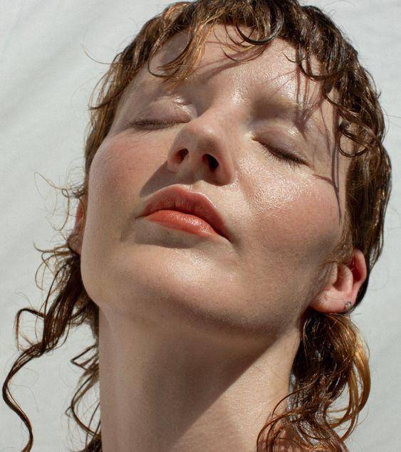 脸上有个光滑不痛不痒的小疙瘩,脸上皮肤粗糙长疙瘩是怎么回事