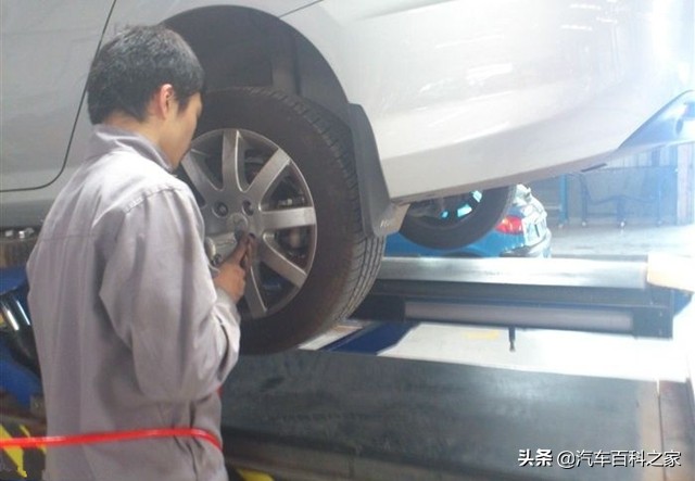 汽车倒完轮胎向右跑偏,汽车跑偏向右是什么原因