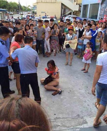 原配当众扒光“小三”衣服，构成何罪！