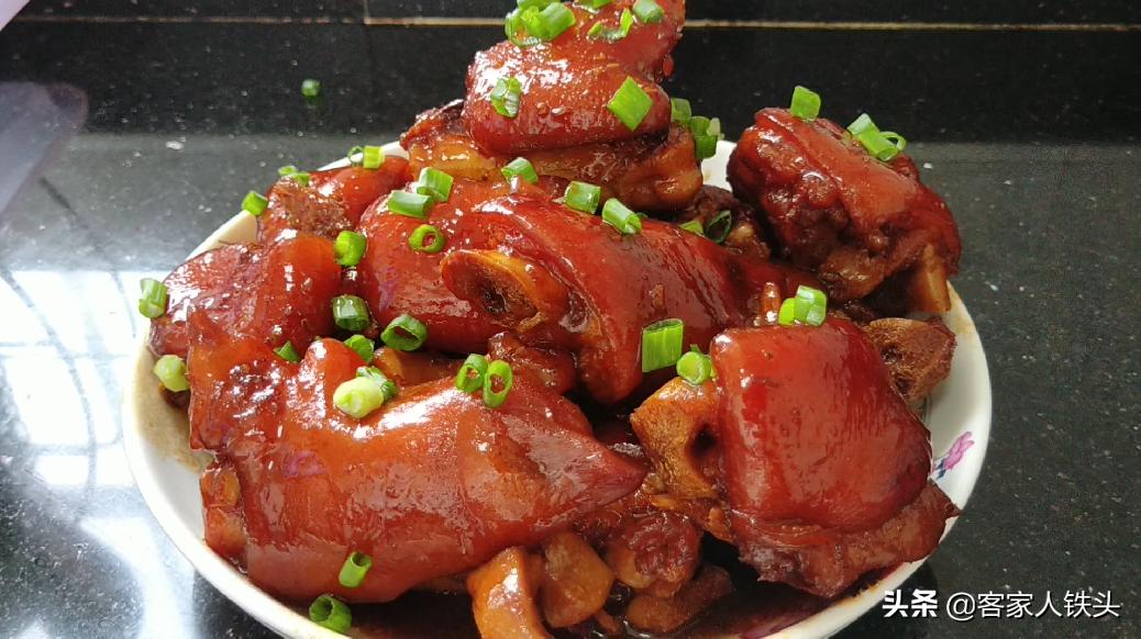 色香味俱全的花生猪脚炖好了,猪脚最好吃的做法要什么调料