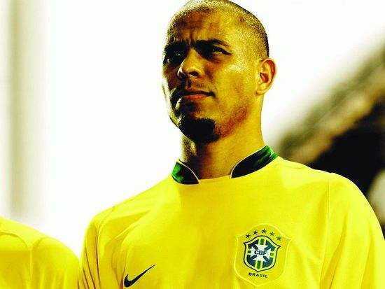 外星人罗纳尔多2002,世界足坛传奇巨星外星人罗纳尔多