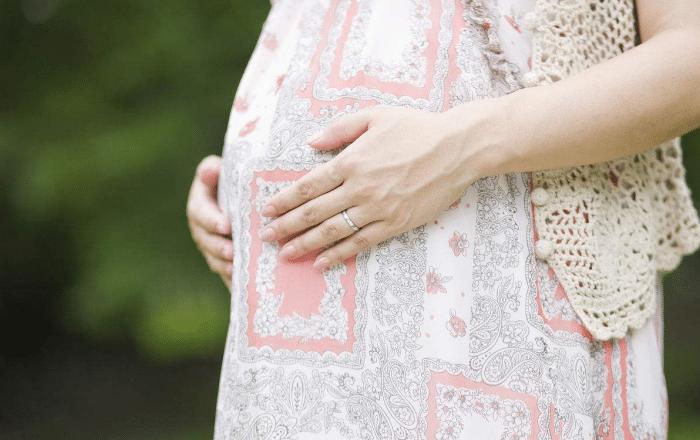 胎儿停止发育了孕妇有什么反应,早孕反应和胎儿发育有什么关系吗