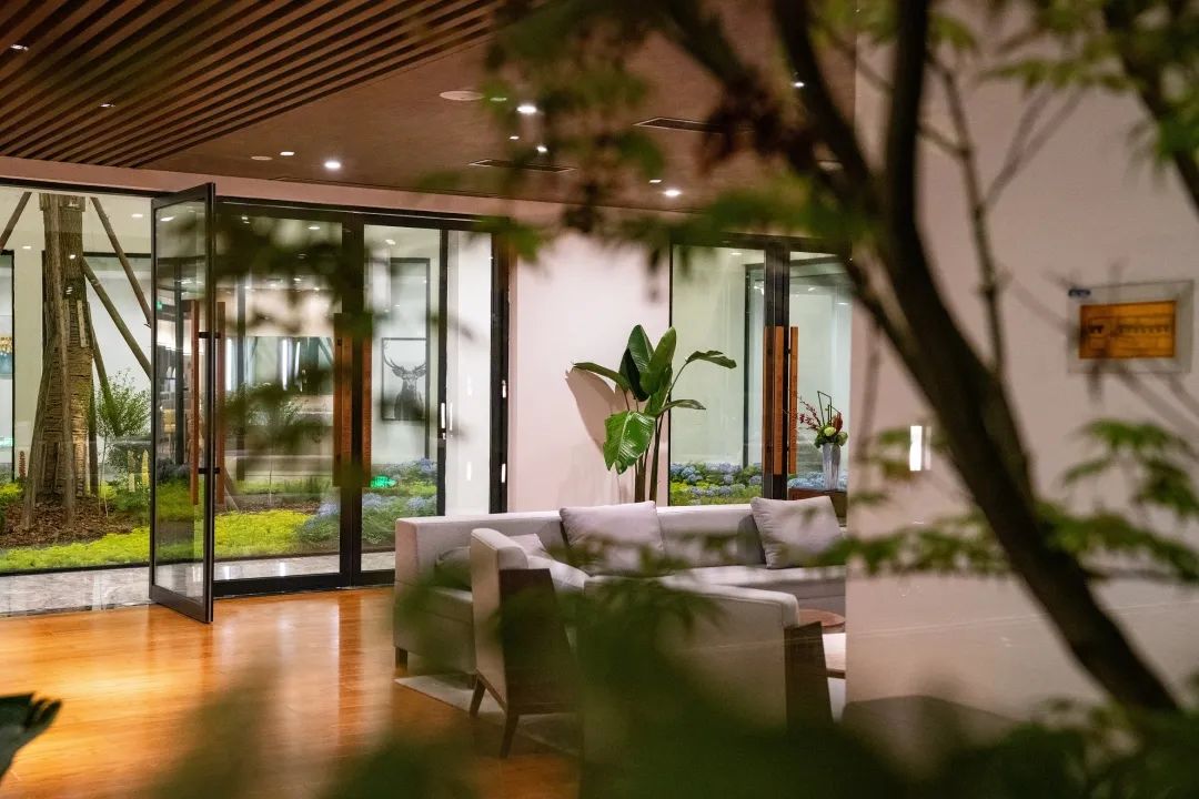 「觅趣小镇新都·原舍绿茵」湖畔泳池，畅玩斑竹园足球音乐小镇