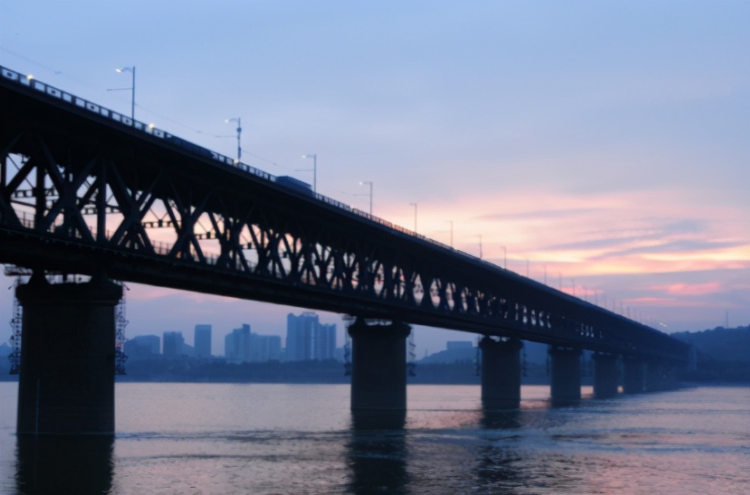 毛主席63岁游长江,81岁仍试图游湘江,但在游泳上,却还是有遗憾