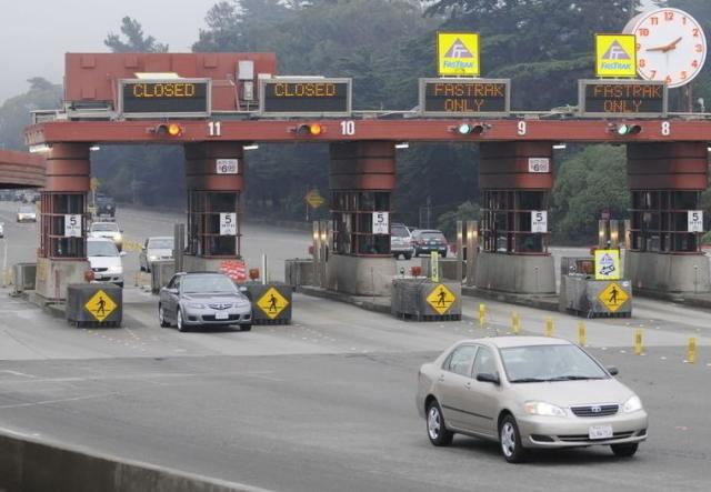 过收费站身上钱不够怎么办？老司机支一招，很管用