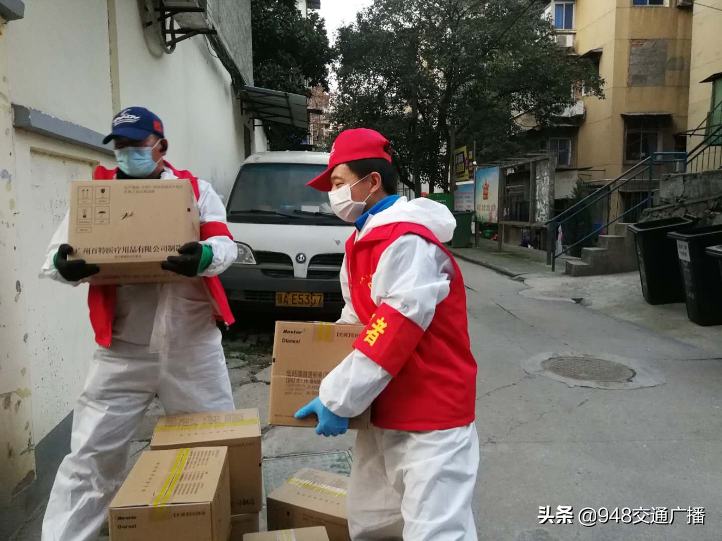 诗画有意人间有情，老人以书赠社区“跑腿人”