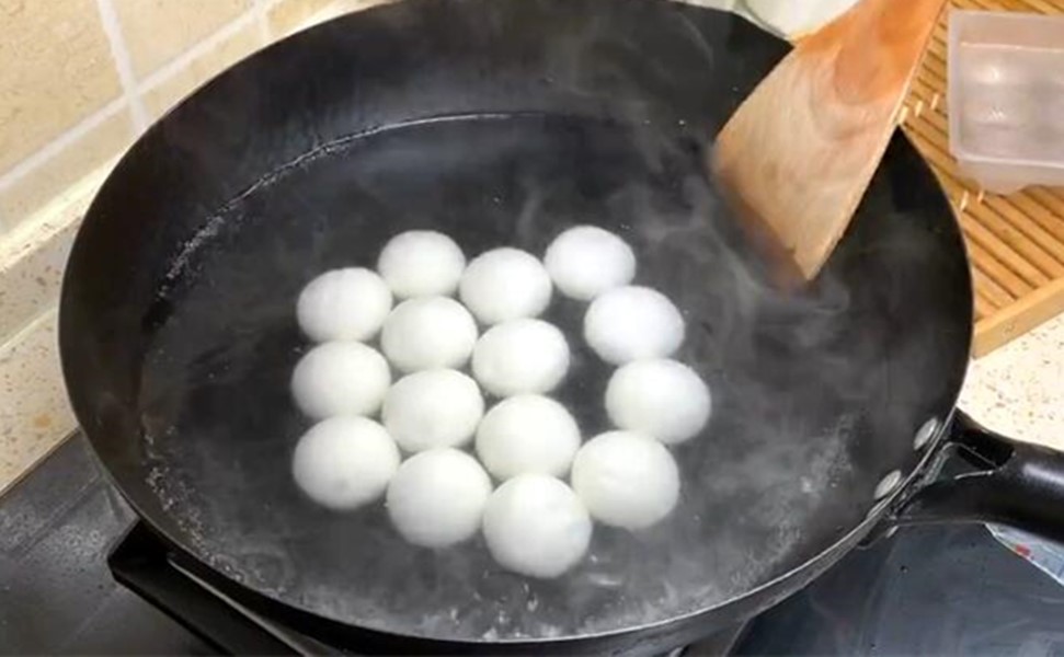 煮汤圆千万别水开下水,煮汤圆不小心冷水下锅了怎么办