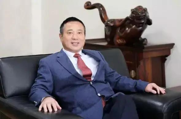 两位亿万富豪先后因她破产,两位富豪亿万家产全被她败光