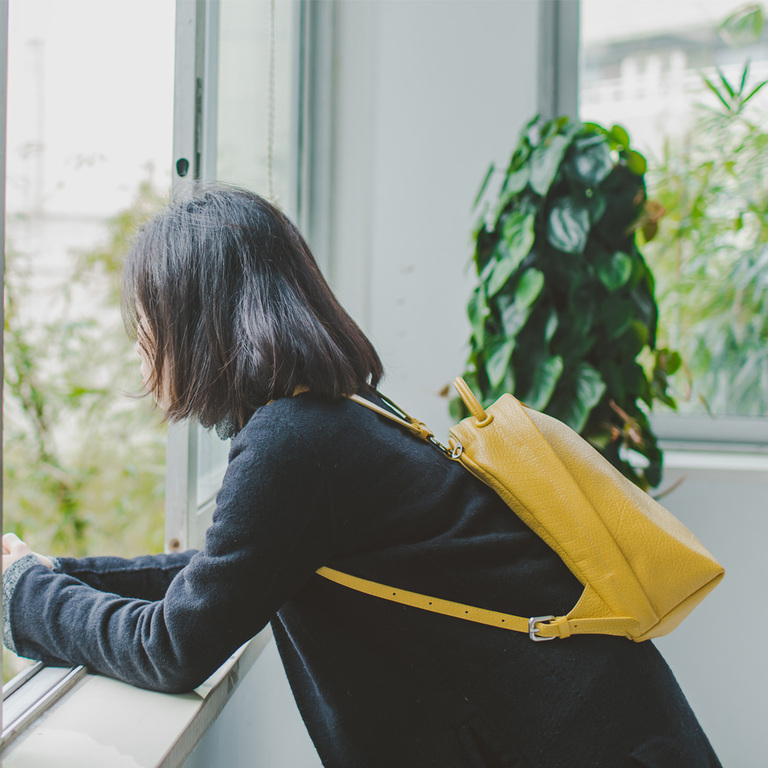 不要再背烂大街的双肩包了,别再背烂大街的轻奢包