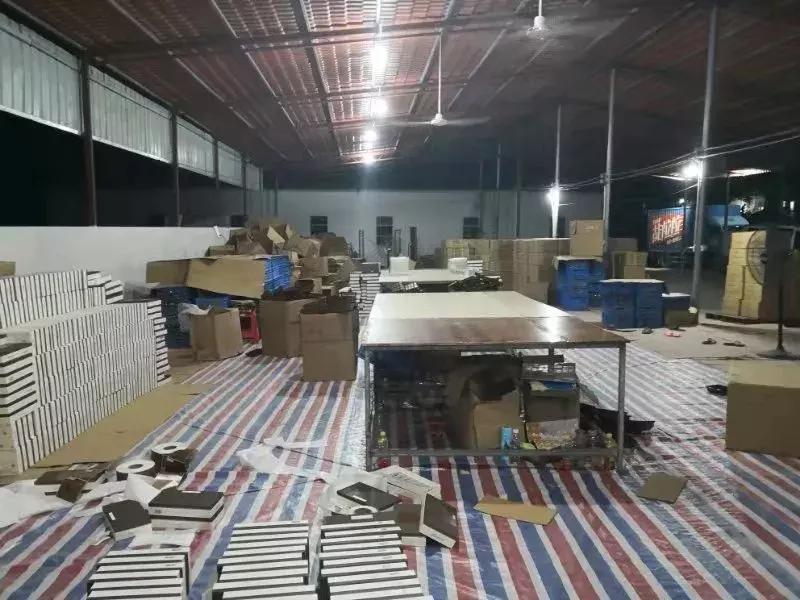 假月饼加工窝点,月饼窝点造假视频