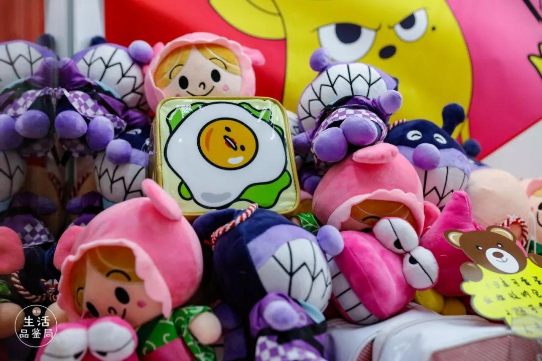 在魔都这家潮牌娃娃机店里，我竟然花了五块钱抓了个AJ