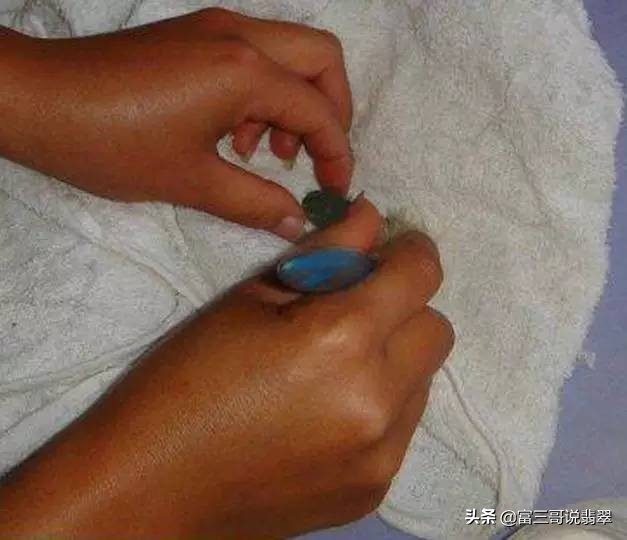 价值上亿的翡翠你知道几个呢,翡翠市场几十块钱的翡翠