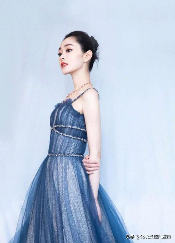 身穿薄纱礼服的宋轶真的是超级仙,宋轶穿一身复古水雾蓝长裙造型
