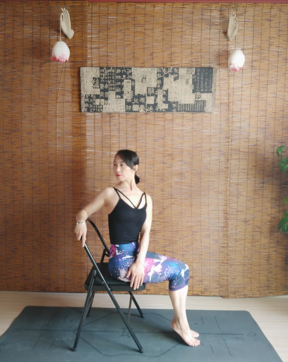 办公室放松肩颈的瑜伽动作,办公室瑜伽体式推荐